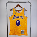Regata BAPE x Mitchell & Ness Lakers Amarelo ABC Basketball Swingman 1996/97 - Hardwood Classics