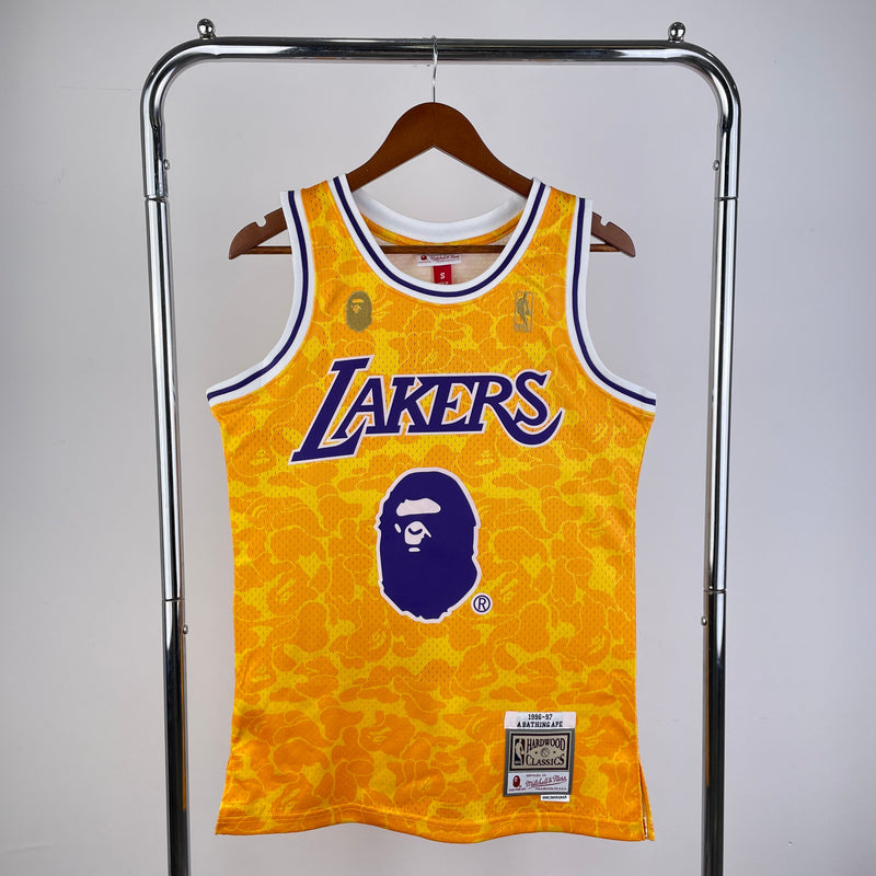 Regata BAPE x Mitchell & Ness Lakers Amarelo ABC Basketball Swingman 1996/97 - Hardwood Classics