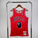 Regata BAPE x Mitchell & Ness Chicago Bulls Vermelha ABC Basketball Swingman 1997/98 - Hardwood Classics