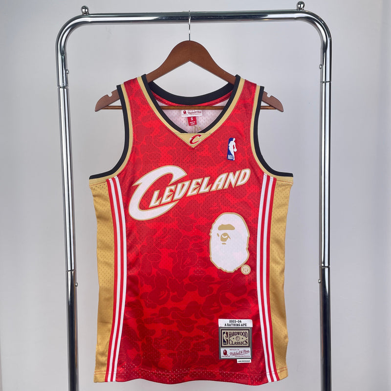 Regata BAPE x Mitchell & Ness Cavs Vermelha ABC Basketball Swingman 2003/04 - Hardwood Classics